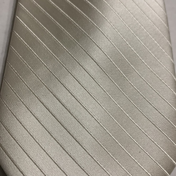 Cream Striped 100 % silk tie by Jones New York - Picture 2 of 5